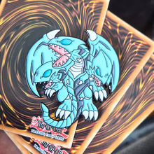 Cargar imagen en el visor de la galería, Pin Dragón de Ojos Azules Definitivo | Coleccionable Dan-Art.shop |