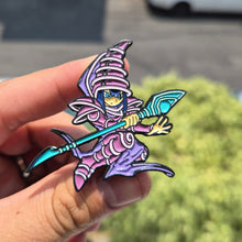 Cargar imagen en el visor de la galería, Pin Mago Oscuro | Coleccionable Dan-Art.shop |