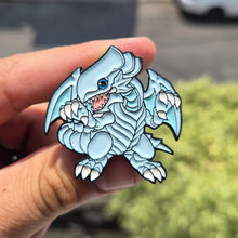 Cargar imagen en el visor de la galería, Pin Dragon Blanco de Ojos Azules | Coleccionable Dan-Art.shop |