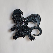 Cargar imagen en el visor de la galería, Pin Dragon Negro de Ojos Rojos | Coleccionable Dan-Art.shop |