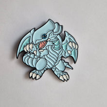Cargar imagen en el visor de la galería, Pin Dragon Blanco de Ojos Azules | Coleccionable Dan-Art.shop |
