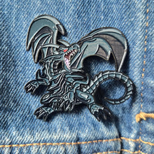Cargar imagen en el visor de la galería, Pin Dragon Negro de Ojos Rojos | Coleccionable Dan-Art.shop |