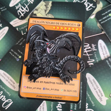 Cargar imagen en el visor de la galería, Pin Dragon Negro de Ojos Rojos | Coleccionable Dan-Art.shop |