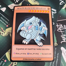 Cargar imagen en el visor de la galería, Pin Dragon Blanco de Ojos Azules | Coleccionable Dan-Art.shop |