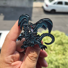 Cargar imagen en el visor de la galería, Pin Dragon Negro de Ojos Rojos | Coleccionable Dan-Art.shop |

