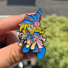 Cargar imagen en el visor de la galería, Pin Maga Oscura | Coleccionable Dan-Art.shop |
