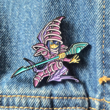 Cargar imagen en el visor de la galería, Pin Mago Oscuro | Coleccionable Dan-Art.shop |
