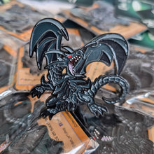 Cargar imagen en el visor de la galería, Pin Dragon Negro de Ojos Rojos | Coleccionable Dan-Art.shop |
