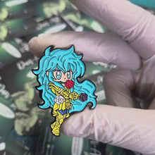 Cargar y reproducir el video en el visor de la galería, Pin Afrodita de Piscis | Coleccionable Dan-Art.shop | Caballeros del Zodiaco
