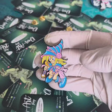 Cargar y reproducir el video en el visor de la galería, Pin Maga Oscura | Coleccionable Dan-Art.shop |
