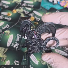 Cargar y reproducir el video en el visor de la galería, Pin Dragon Negro de Ojos Rojos | Coleccionable Dan-Art.shop |
