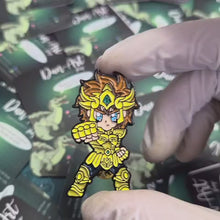 Cargar y reproducir el video en el visor de la galería, Pin Aioria de Leo | Coleccionable Dan-Art.shop | Caballeros del Zodiaco
