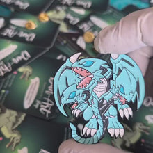 Cargar y reproducir el video en el visor de la galería, Pin Dragón de Ojos Azules Definitivo | Coleccionable Dan-Art.shop |
