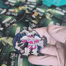 Cargar y reproducir el video en el visor de la galería, Pin Convoca al Craneo | Coleccionable Dan-Art.shop |
