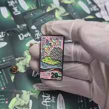 Cargar y reproducir el video en el visor de la galería, Pin Billete de Cocodrilo| Coleccionable Dan-Art.shop |
