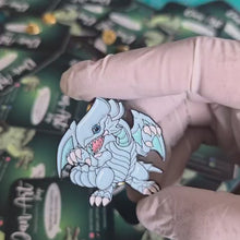 Cargar y reproducir el video en el visor de la galería, Pin Dragon Blanco de Ojos Azules | Coleccionable Dan-Art.shop |
